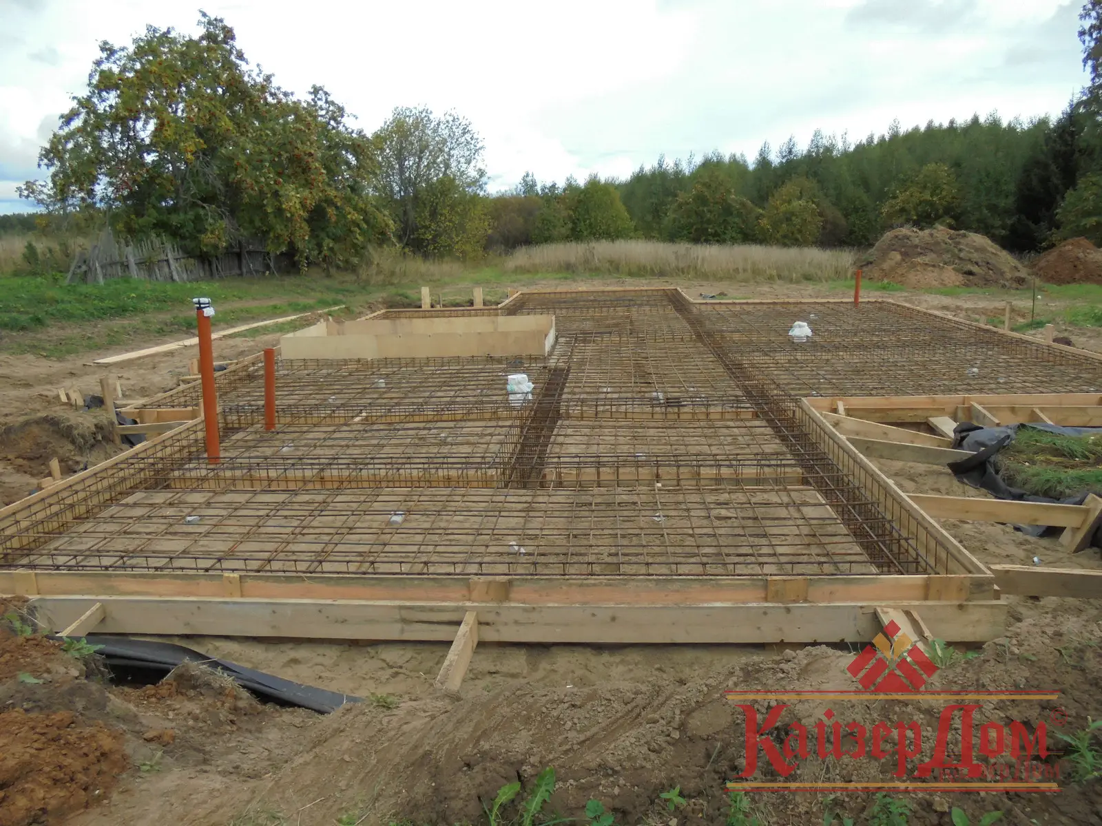 Монтаж фундамента для строительства дома из оцилиндрованного бревна в Уфе
